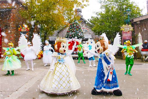 冰雪耶誕大遊行，哈比哈妮與耶誕精靈們，將帶領遊客們進入童話世界。（圖／六福村提供）