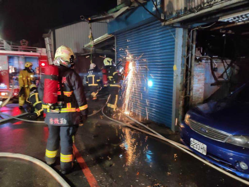 苗栗市中正路1間鐵皮屋20日晚間10時許傳出火警，消防人破門搶救。（圖／苗栗縣消防局提供）