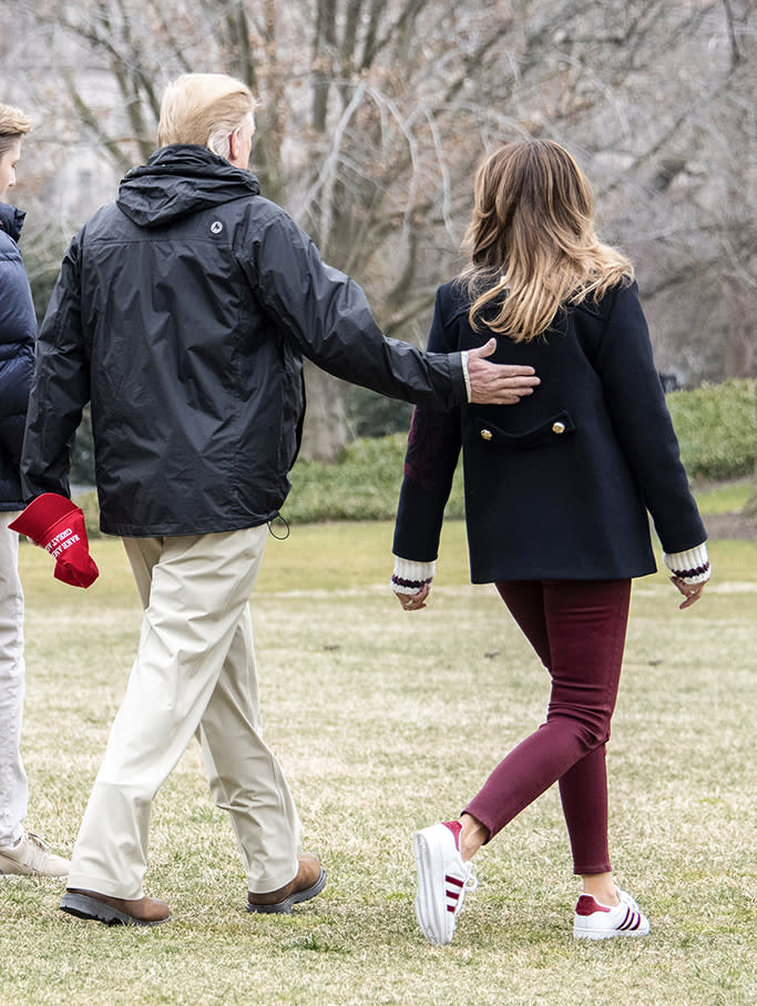 Portal Fruncir el ceño plan de estudios Melania Trump Nails Casual-Chic in Cult Classic Sneakers and Military-Style  Jacket