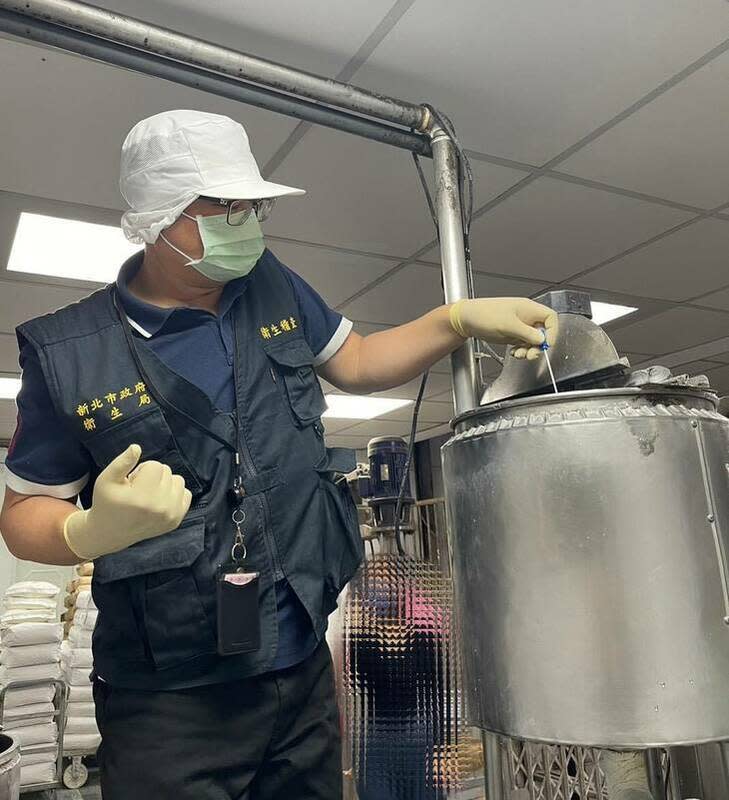 台北市、新北市衛生局跨縣市追查粿條來源為新北市「大粄城食品有限公司」，主要販售為3家中盤商，再販賣至4家餐飲場所。   圖：新北市衛生局／提供