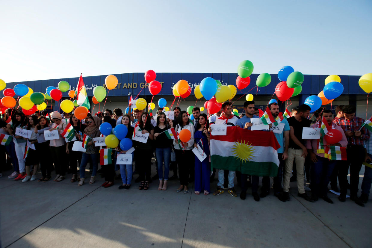 Kurden protestieren vor dem Flughafen von Erbil gegen die Schließung ihres Luftraums durch den Irak (Bild: Reuters)