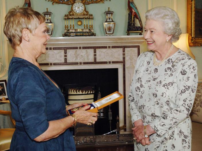 La reine Elizabeth avec Judi Dench