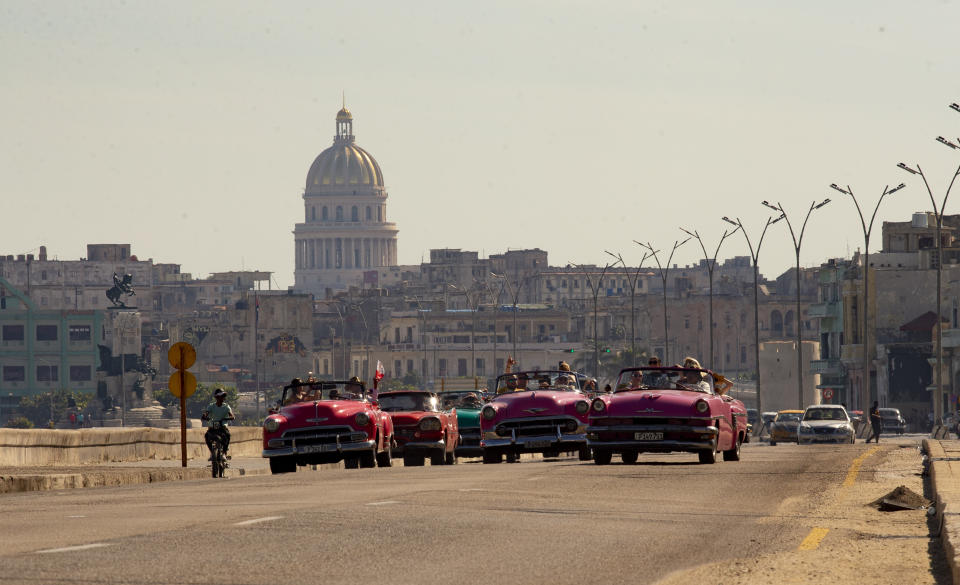 Autos clásicos y antiguos participan del Rally de Autos Antiguos de La Habana, en La Habana, Cuba, el domingo 3 de diciembre de 2023. El rally celebra el 125to aniversario de la llegada del primer automóvil a la isla. (Foto AP/Ismael Francisco)