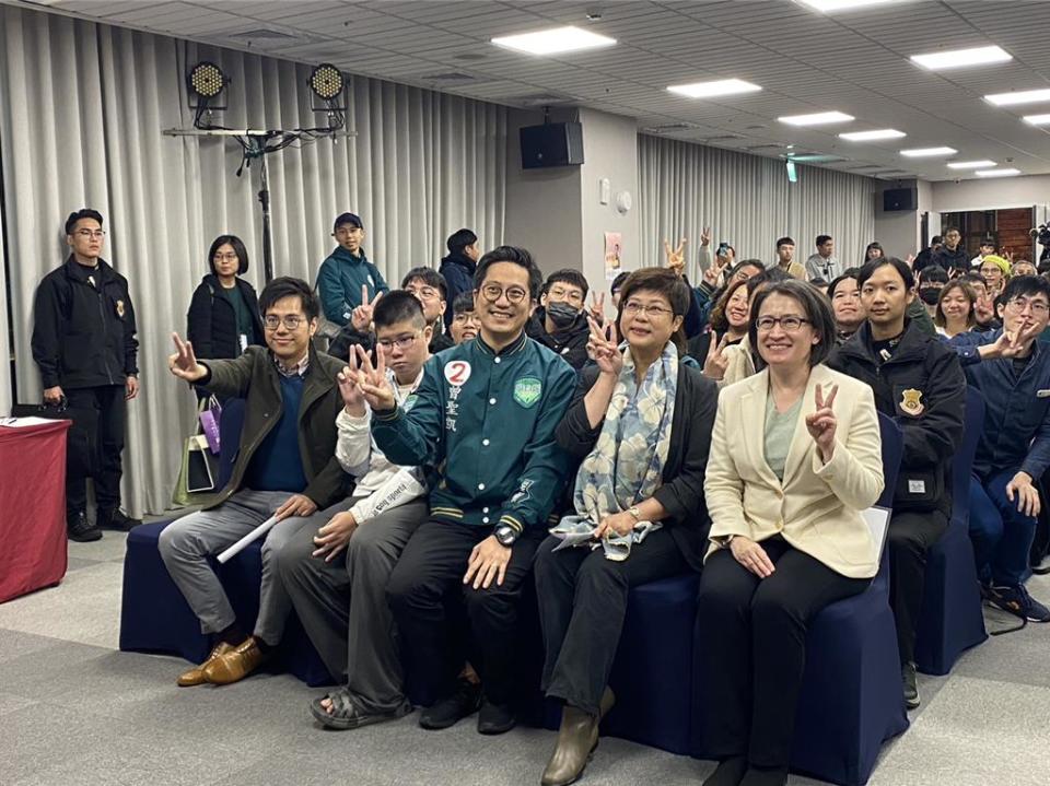 民進黨副總統候選人蕭美琴（前排右）25日晚間在新竹市舉辦「蕭美琴新竹青年見面會」。（陳育賢攝）