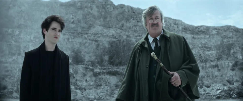 É sempre bom ver Stephen Fry em cena (Imagem: Divulgação/Netflix)