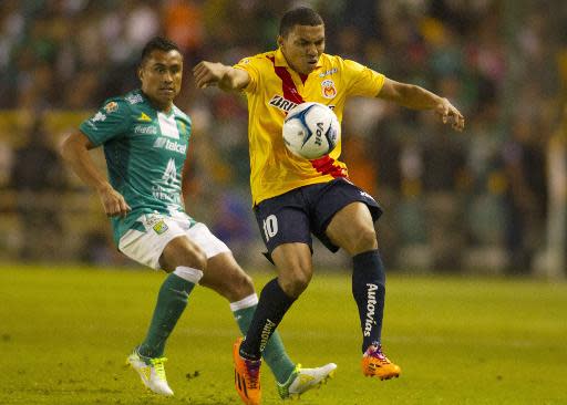 Jefferson Montero (D), del Morelia, amortigua el balón marcado por Edwin Hernández, del León, durante partido del torneo Apertura mexicano, el 30 de noviembre de 2013, en León. (AFP | Leopoldo Smith)