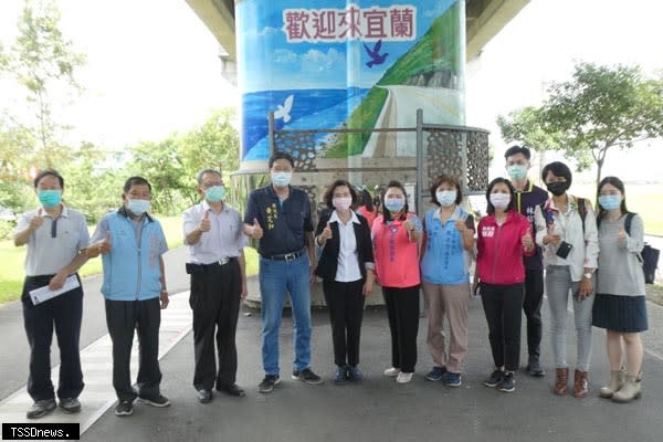 拍照打卡新亮點！隱藏在宜蘭鐵路高架橋下的秘境美景，「凱旋社區旁鐵路高架橋下基座彩繪案」宜蘭縣長林姿妙主持現勘，橋墩彩繪「水」，歡迎來宜蘭。（記者董秀雲攝）