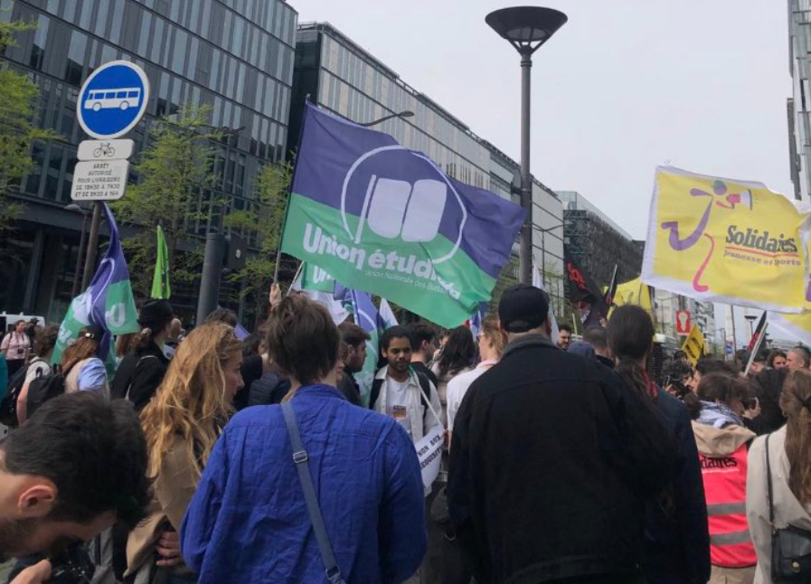 Une centaine d’étudiants ont manifesté ce samedi 6 avril devant le ministère des Sports contre la réquisition de logements du Crous durant les JO.