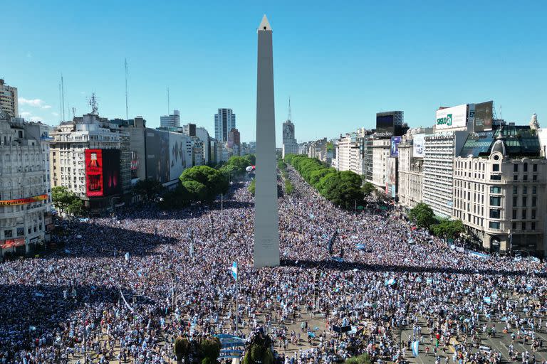 Miles de personas esperan en el Obelisco a la selección campeona del mundo