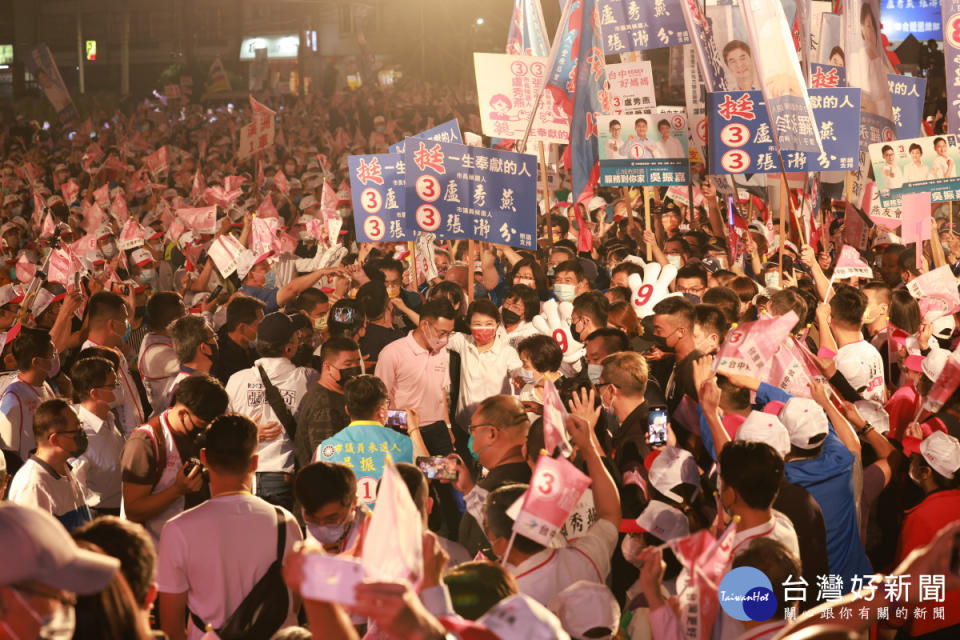 台中市長盧秀燕在豐原葫蘆墩夜市舉行「山線挺燕 守護台中」造勢晚會，湧入近萬支持者，手舉燕子戰旗、高喊媽媽市長凍蒜！