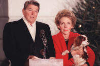 <p><b>Nancy Reagan -</b> Elle était l'épouse du 40ème président des Etats-Unis, Nancy Reagan est morte dimanche 6 mars 2016 à l'âge de 94 ans. Comme son mari, Nancy Reagan avait été actrice avant d'entrer à la Maison Blanche. Née à New York le 6 juillet 1921, elle avait rencontré Ronald Reagan en 1951. Ils se marièrent l'année suivante. Elle dira plus tard : “ma vie a vraiment commencé quand j'ai épousé mon mari”. <br>Ensemble, ils auront deux enfants, Patricia Ann le 21 octobre 1952, auteur à succès sous le nom de Patti Davis, et Ronald Reagan, Jr. le 20 mai 1958. <br>L'ex-First Lady (1981-1989) vivait à Los Angeles dans la maison où elle habitait avec son époux jusqu'au décès de celui-ci le 5 juin 2004 des suites de la maladie d'Alzheimer.</p>