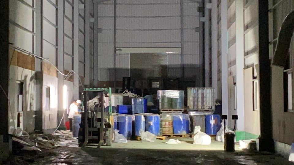 環保局發現鳥松區中正路有一處倉庫非法棄置數十桶藍色鐵桶。（翻攝自邱俊憲臉書）