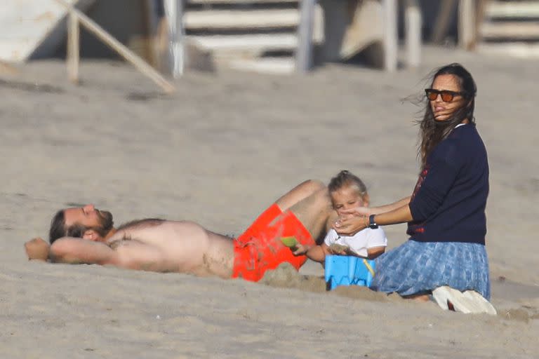 Bradley Cooper y su hija Lea compartieron una tarde de playa junto a Jennifer Garner  (Grosby Group/)