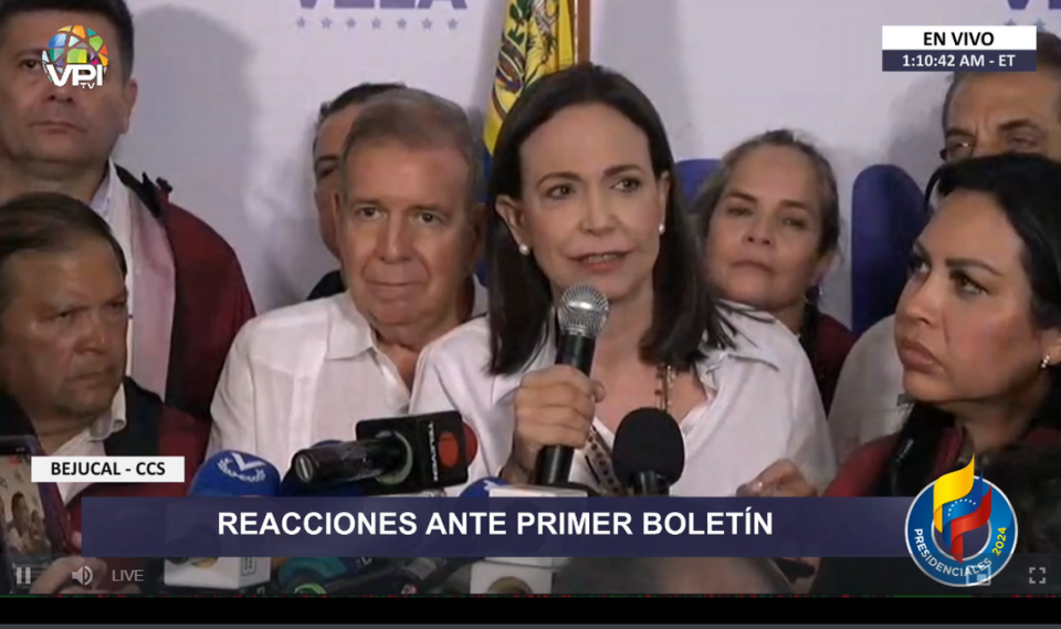 La líder de la alianza opositora venezolana María Corina Machado da declaraciones el lunes en la madrugada en Caracas tras los resultados de las elecciones presidenciales. Machado enfatizó que el candidato opositor Edmundo González (izq.) ganó las elecciones presidenciales en Venezuela.