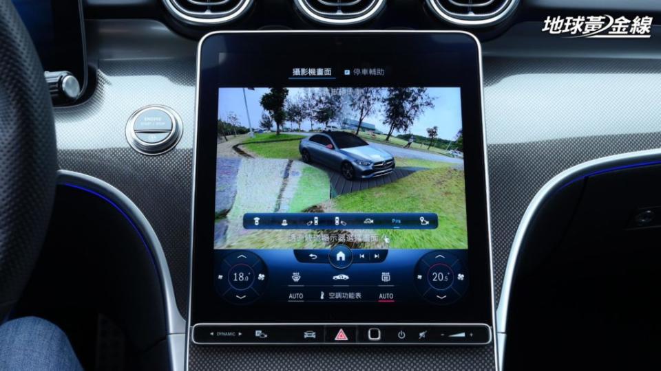 中央這組大螢幕也可以用來使用智能停車輔助系統，搭配360環景攝影，可以更清楚顯示車外狀況。(攝影/ 林先本)