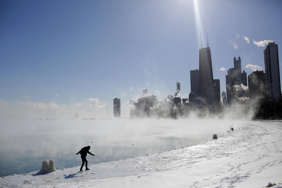 Les États-Unis ont été frappés par une vague de froid, comme ici à Chicago où la température a dégringolé jusqu'à -29 degrés... (Photo : JOSHUA LOTT / AFP)