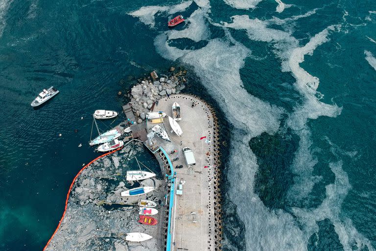 Esta fotografía aérea tomada el 8 de junio de 2021 en la costa de Caddebostan en el mar de Mármara de Turquía, muestra barcos rodeados de mucílago, una capa gelatinosa de limo que se desarrolla en la superficie del agua debido a la excesiva proliferación de fitoplancton