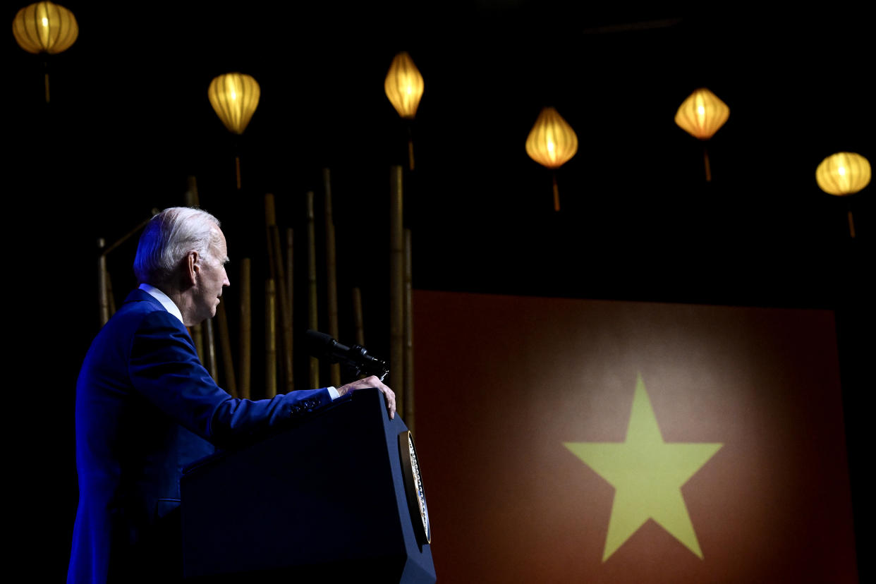 El presidente Joe Biden en una conferencia de prensa tras reunirse con Nguyen Phu Trong, secretario general del Partido Comunista de Vietnam, en Hanoi el domingo 10 de septiembre de 2023. (Kenny Holston/The New York Times)