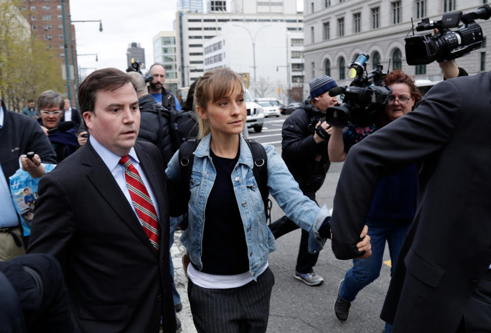 Kam vorerst auf Kaution frei: Allison Mack beim Verlassen des U.S. District Court in Brooklyn. (Bild: AP Photo/Frank Franklin II)