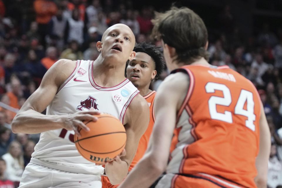 Arkansas's Jordan Walsh tries to drive past Illinois's Matthew Mayer during the second half of a first-round college basketball game in the NCAA Tournament Thursday, March 16, 2023, in Des Moines, Iowa. (AP Photo/Morry Gash)