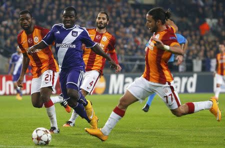 Frank Acheampong of Anderlecht (C) is challended by Aurelien Chedjou (L) and Tar?k Camdal (R) of Galatasaray during their Champions League soccer match at Constant Vanden Stock stadium in Brussels November 26, 2014. REUTERS/Yves Herman