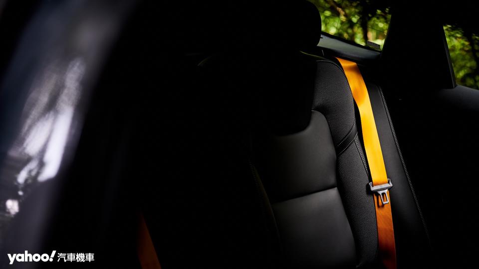 XC60 Polestar Engineered專屬亮黃色的安全帶仍舊賦予單純的車內視覺風格多一層變化。