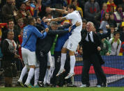 Un match nul au goût de victoire. Ce 16 octobre 2012, l'équipe de France se déplace à Madrid pour y affronter l'Espagne lors de la campagne des éliminatoires à la Coupe du Monde 2014. Face aux champions du monde en titre, les hommes de Didier Deschamps sont rapidement menés au score. Le sélectionneur fait alors entrer Olivier Giroud à la 87e minute. Et à la 93e minute, l'attaquant égalise d'une tête rageuse. Un match nul qui permet alors aux Bleus de passer devant l'Espagne au classement. (crédit Getty)