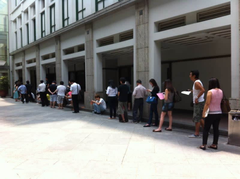 The snaking queue for the iPhone at Bugis Junction on Friday afternoon. (Photo credit: Stephanie Chua)