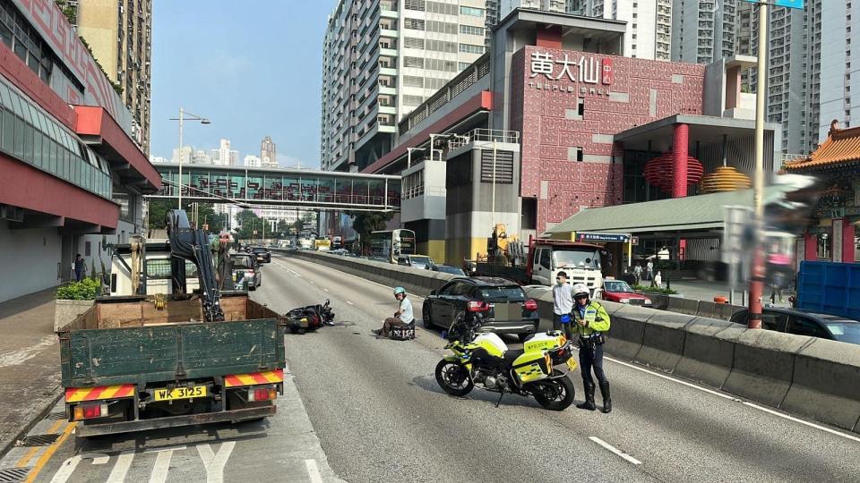 黃大仙龍翔道私家車電單車相撞　鐵騎士坐路中心待救