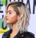 <p>Selena Gomez le dio un vuelco a su apriencia y ahora es una mujer rubia de cabellera corta, como lució en su reciente aparición en los American Music Awards, en Los Ángeles, donde además llevó un sexy atuendo de minifalda y chaqueta en cuero que dividió opiniones/Getty Images </p>