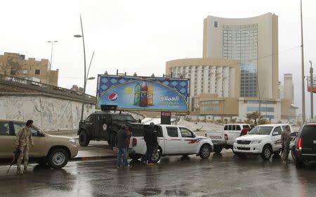 Security forces surround Corinthia hotel after a car bomb in Tripoli January 27, 2015. REUTERS/Ismail Zitouny