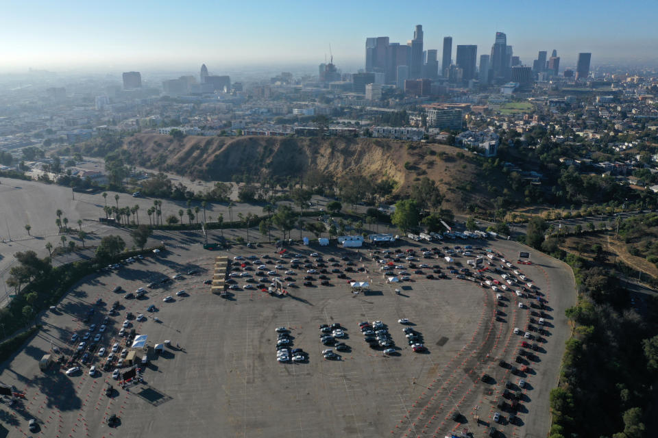 People line up for coronavirus tests at Dodger Stadium, as the global outbreak of the coronavirus disease (COVID-19) continues, in Los Angeles, California, U.S., November 13, 2020. REUTERS/Lucy Nicholson