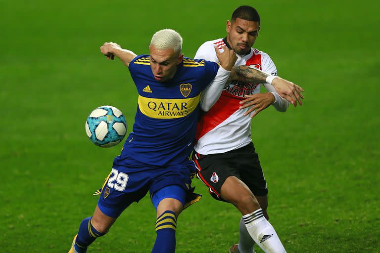 Norberto Briasco, ante Paulo Díaz, en el clásico jugado en La Plata