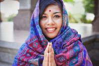 Ähnlich wird "Anjali Mudra" in Indien, Bangladesch und Nepal angewendet: "Namaste" bedeutet "ich verneige mich vor dir". Die Handflächen werden dabei ebenfalls vor der Brust zusammengeführt - je nach Hierarchie werden die Hände auch höher gehalten. Eine angedeutete Verbeugung vervollständigt das förmliche Begrüßungsritual. (Bild: iStock/LiudmylaSupynska)
