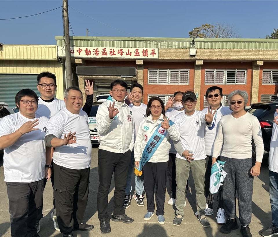 桃園五選區民眾黨立委候選人賴香伶12日在平鎮車掃，晚間參與民眾黨凱道造勢。（賴香伶競辦提供／蔡明亘桃園傳真）