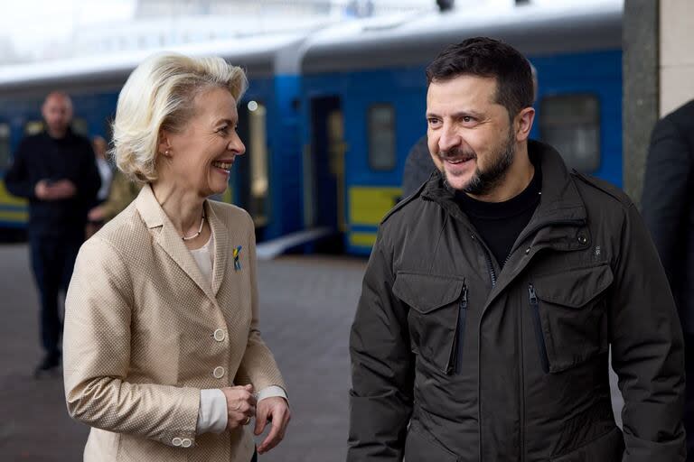 Von der Leyen junto al presidente Zelensky en la estación de trenes de Kiev (Photo by Handout / UKRAINIAN PRESIDENTIAL PRESS SERVICE / AFP) 