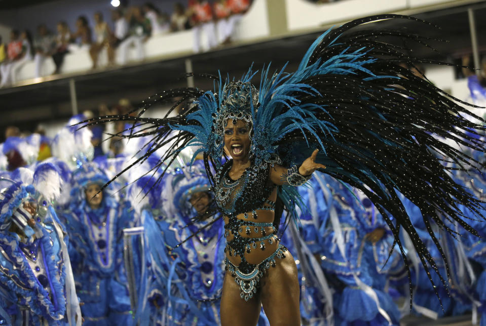 Am Samstag darauf folgt dann das große Finale: Die sechs besten Samba-Schulen dürfen noch einmal zeigen, was sie draufhaben – bei einer weiteren Parade im Sambódromo. Ohne Kampfrichter diesmal. (Bild-Copyright: AP/Silvia Izquierdo)