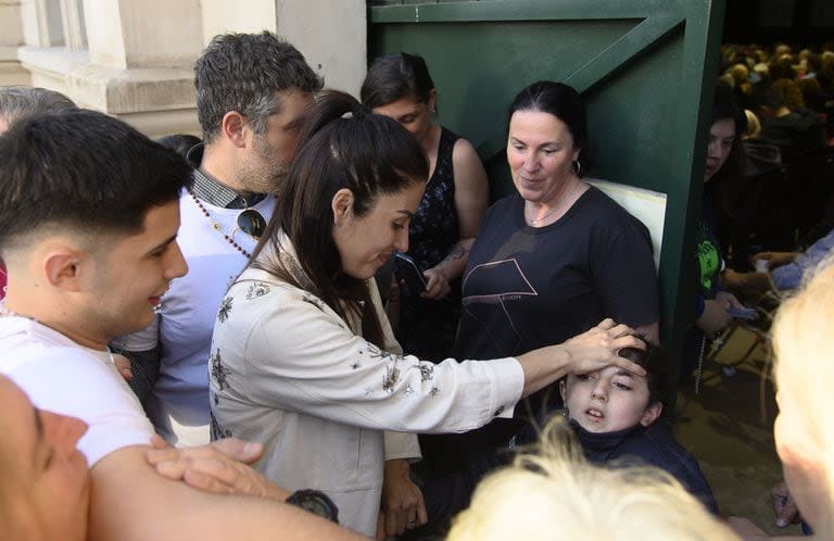 Leda Bergonzi, hace sanaciones por imposición de manos en Rosario, y todos los martes miles de personas de todo el país, llegan hasta la iglesia para ser bendecidas.