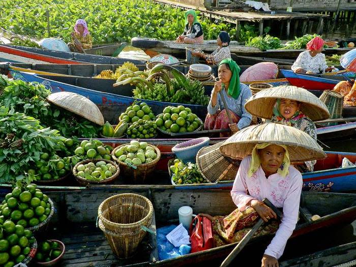 Canal fairies: The canal fairies of Banjarmasin, the colorful old women selling bananas, guava, rice and other supplies on canoes, rowed from door to door looking for custom. (