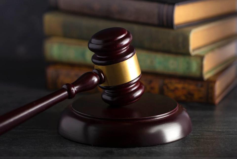 Una pareja de Florida se declaró culpable de conspirar para importar madera contrachapada en violación a varias leyes. pamela_d_mcadams/Getty Images/iStockphoto