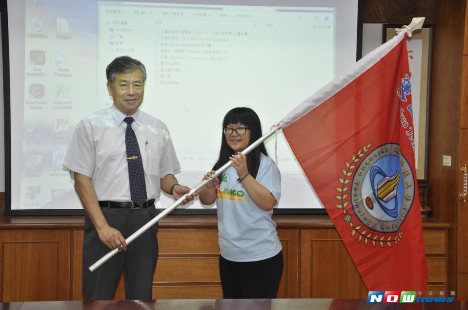 2017菲律賓國際志工服務隊由校長陳繁興授旗，隊長葉璟儀代表接受。（圖／記者陳雅芳攝，2017.8.21）