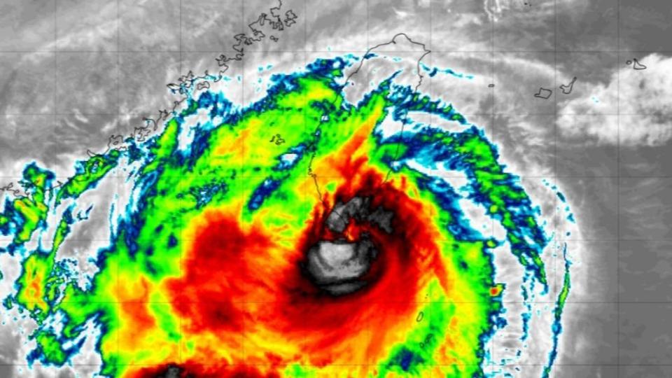 中度颱風小犬來勢洶洶。（圖／翻攝tropicaltidbits）