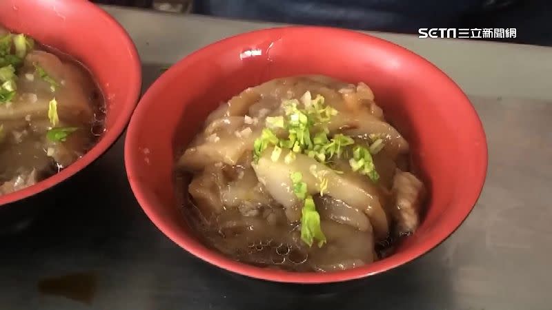 淋上豬油後香氣四溢的蒸肉圓。