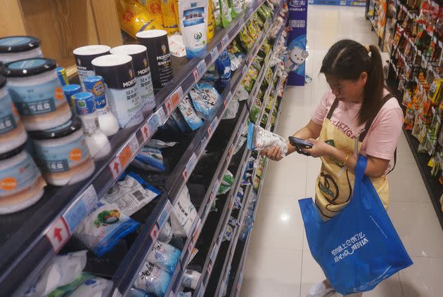 A substitute shopper helps an online customer buy salt at a supermarket in Hangzhou, Zhejiang province, China, on Aug. 24. As Japan started to discharge contaminated water from the Fukushima Daiichi nuclear power plant into the sea, some Hangzhou residents bought a large amount of salt in a questionable bid to prevent radiation sickness.