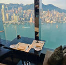 <p>Wer sich’s leisten kann, sichert sich zum Frühstück einen Fensterplatz mit Aussicht. Diesen hier genießt Selfmade-Millionär Timothy Sykes im Ritz Carlton in Hongkong, er postete das Bild kürzlich auf seinem Instagram-Account. Wer eine Nacht in dem chinesischen Luxus-Hotel verbringen will, zahlt 550 Euro aufwärts – Frühstück inbegriffen, versteht sich. (Bild: Instagram/timothysykes)</p>