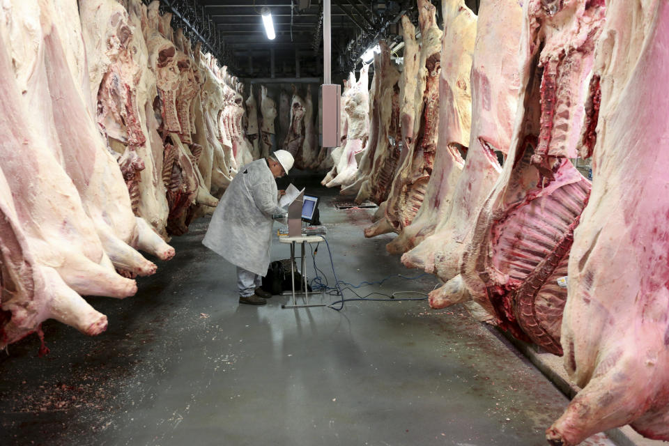 Sides of beef hang at the&nbsp;Cargill beef processing plant in Schuyler, Nebraska. (Photo: Lane Hickenbottom / Reuters)