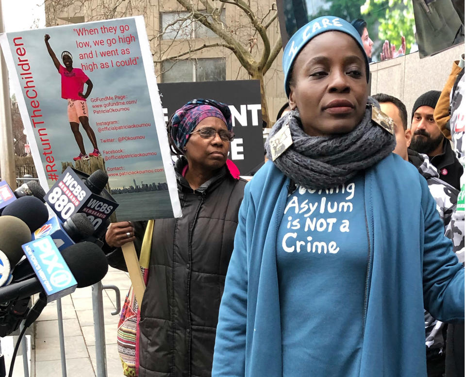 Therese Okoumou nach ihrer Verurteilung. Sie hat viele Unterstützer. Auf ihrem Pulli steht: “Es ist kein Verbrechen, Asyl zu verlangen”. (Bild: AP Photo)