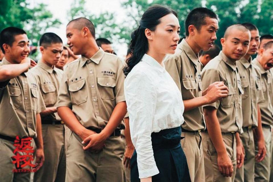 在《返校》飾演讀書會顧問殷老師，是蔡思韵（中）首部為人矚目的作品。