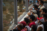 <p>Según Chester Cabalza, antropólogo de la Universidad de Filipinas, las peleas de gallos suponen una unión entre ricos y pobres en un país plagado de desigualdad. Todos siguen las mismas normas. (Foto: Jam Sta Rosa / AFP / Getty Images).</p> 