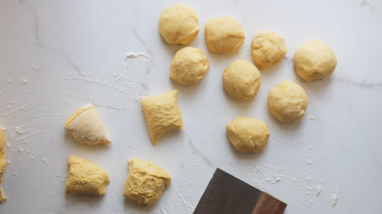 Dividing and shaping bread rolls